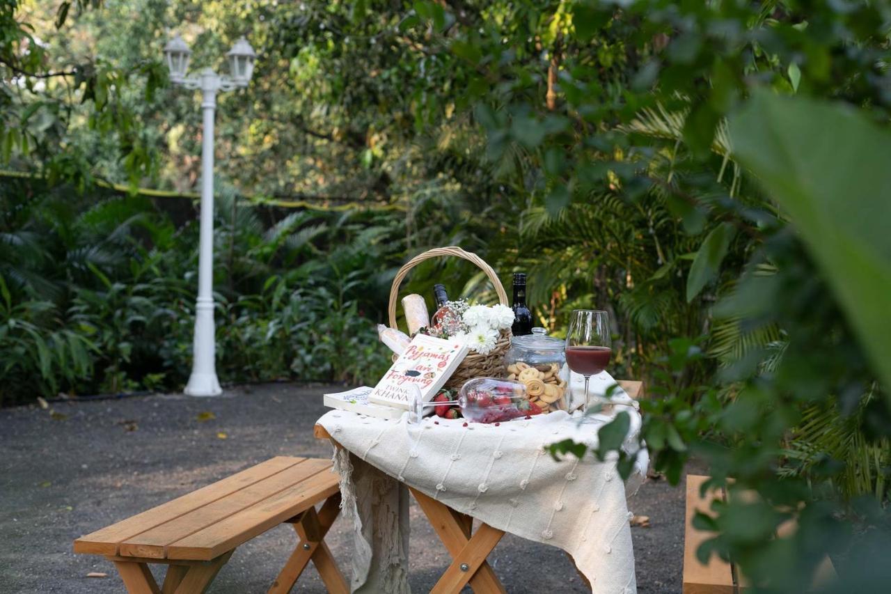 Stayvista At The Charcoal Villa Luxury Collection Alībāg Exteriör bild